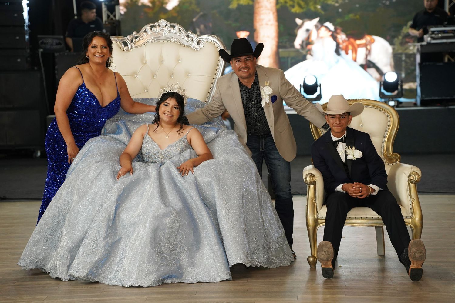 Sesión de fotos de quinceañero vaquero en Fort Worth con caballo, botas, sombrero y retratos profesionales para celebrar sus quince años