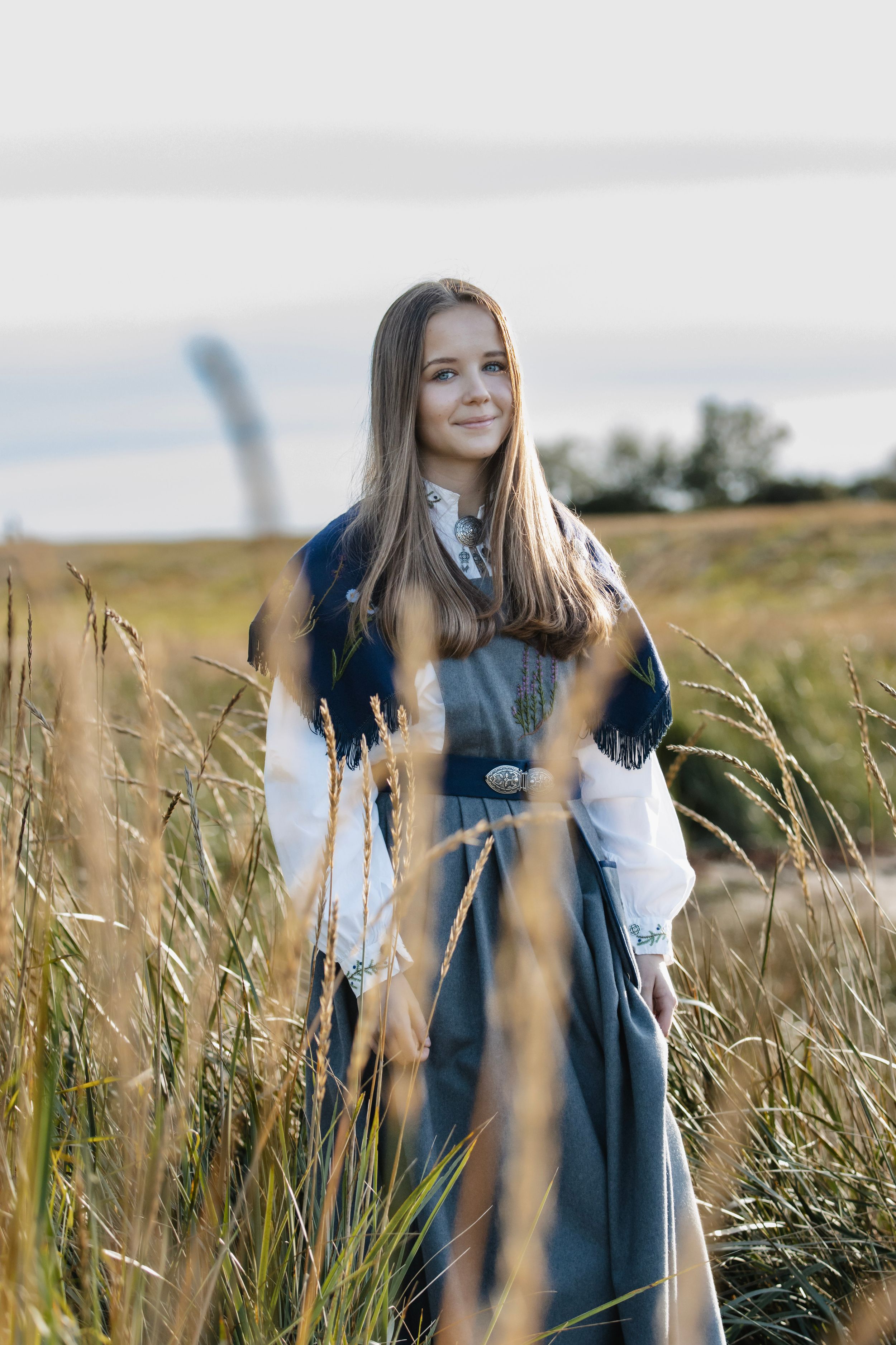 Konfirmant. Konfirmasjonsfoto. Konfirmasjonsfotografering. Fosen. Trøndelag. Bunad. Portrettfotografering. Kystdrakt. Ørland. Bjugn.