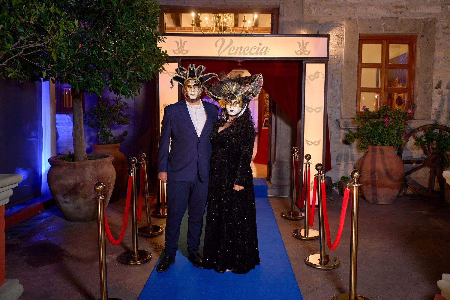 Pareja de invitados con máscaras durante la fiesta de fin de año de KENSA Logistics