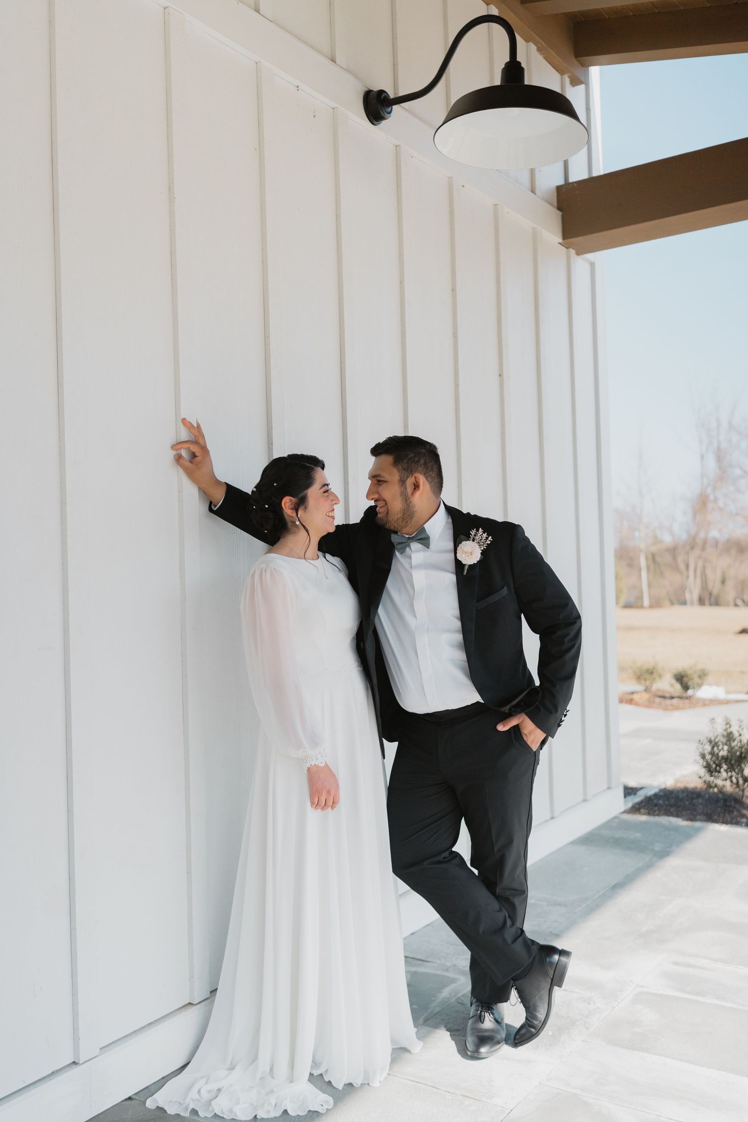 bride looking through see through veil with flower bouquet, oak ridge tn bilingual photographer