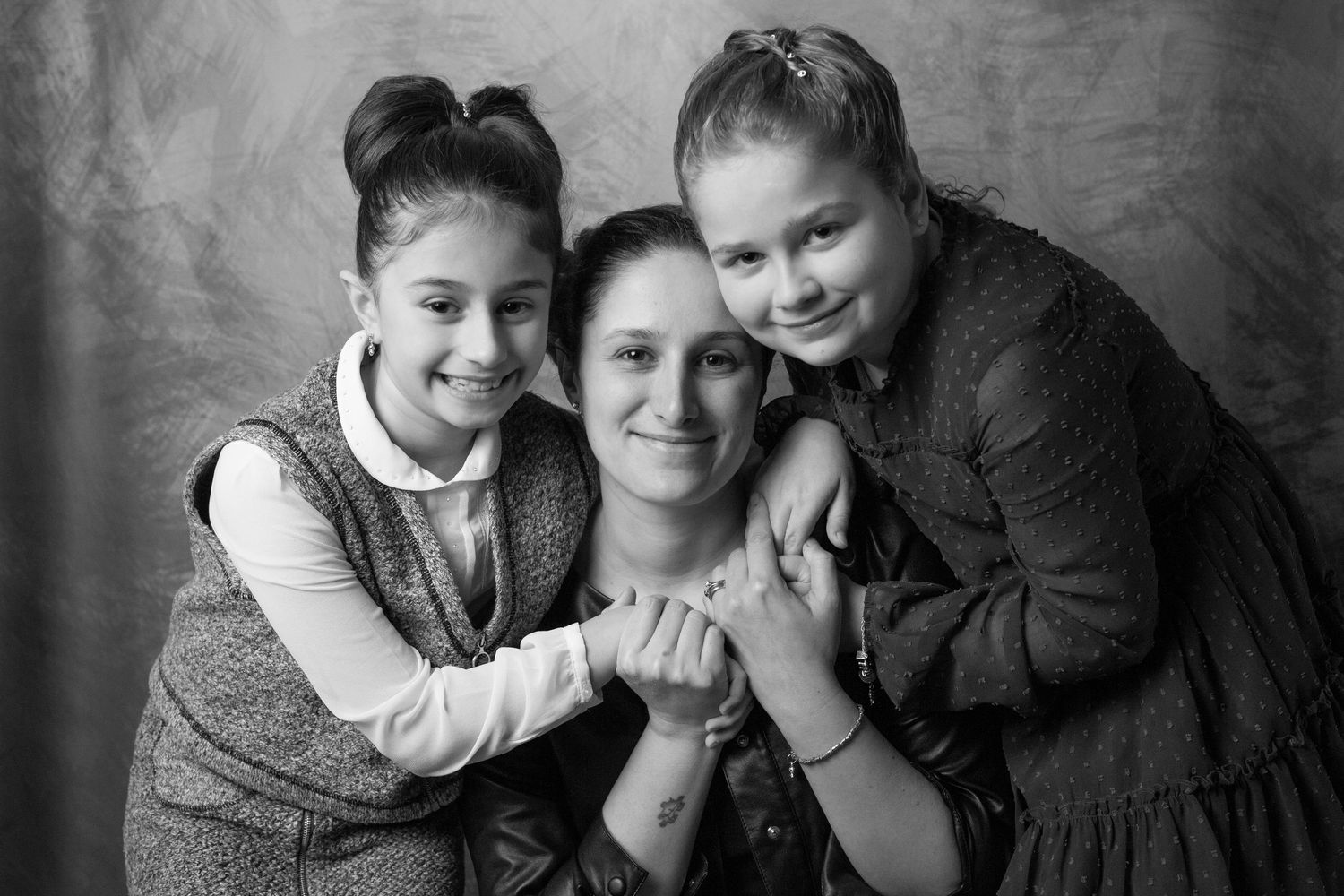 Ritratto in bianco e nero di una madre con due bambine