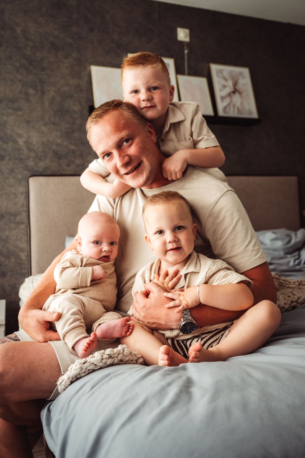 baby, foto, gezin, newbornshoot, spontane fotografie, fotograaf salland, broertjes papa