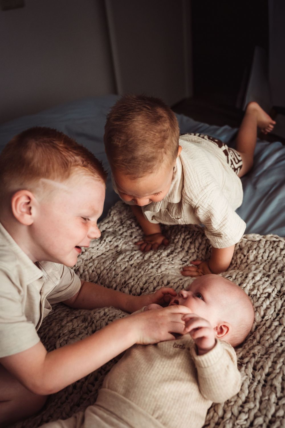 baby, foto, gezin, newbornshoot, spontane fotografie, fotograaf salland, broertjes