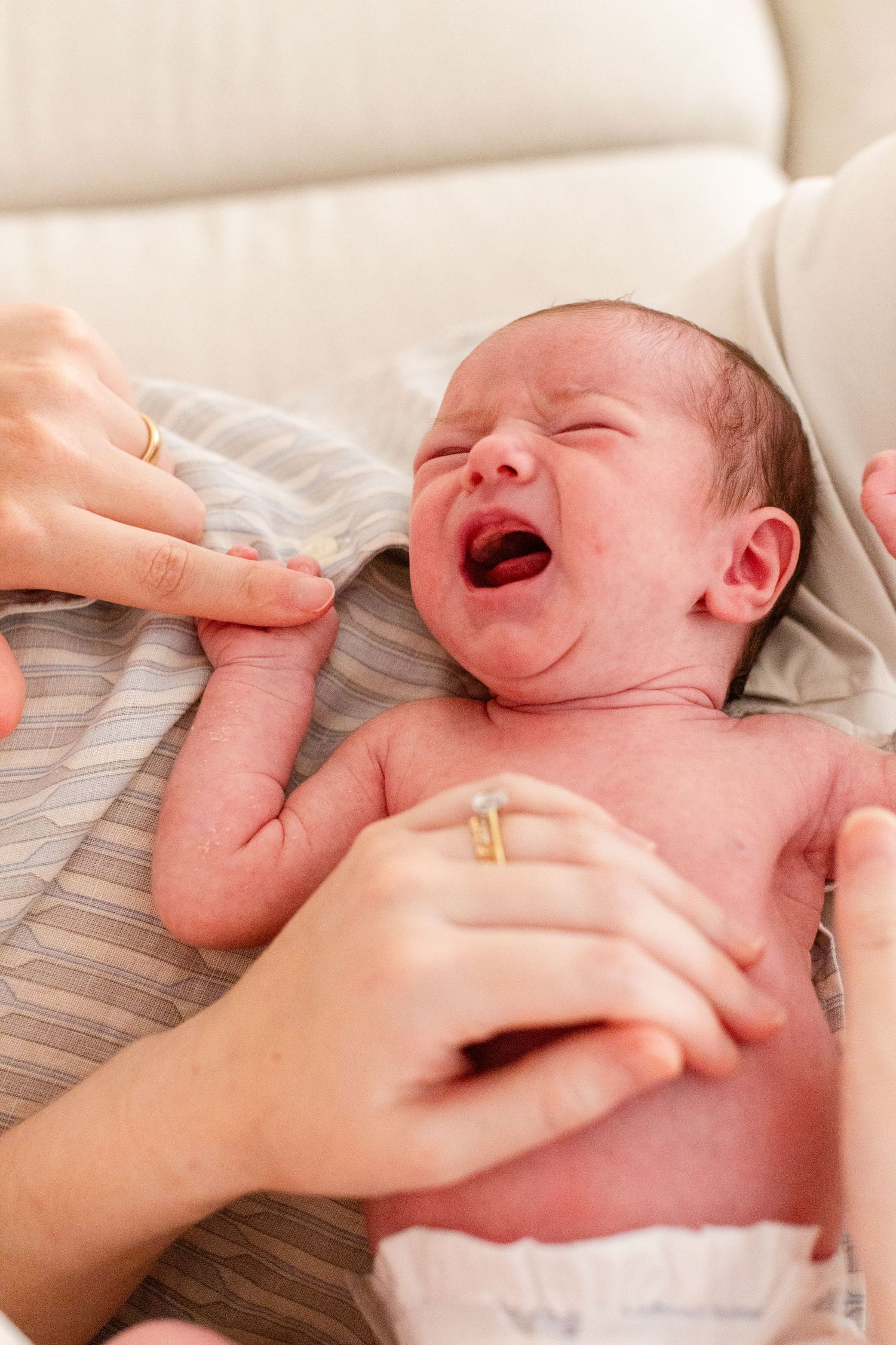 Portrait of a newborn crying. In-home lifestyle newborn session in Guaynabo, Puerto Rico.