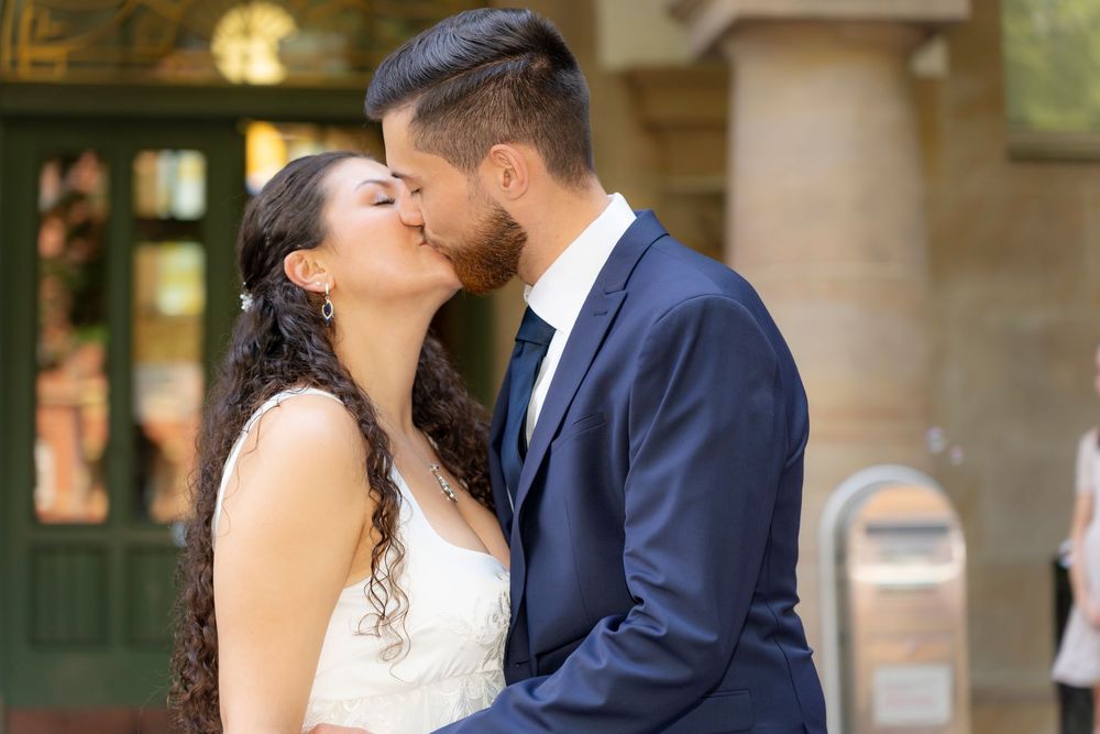 Ein Paar teilt einen romantischen Moment in festlicher Kleidung bei seiner Hochzeit.