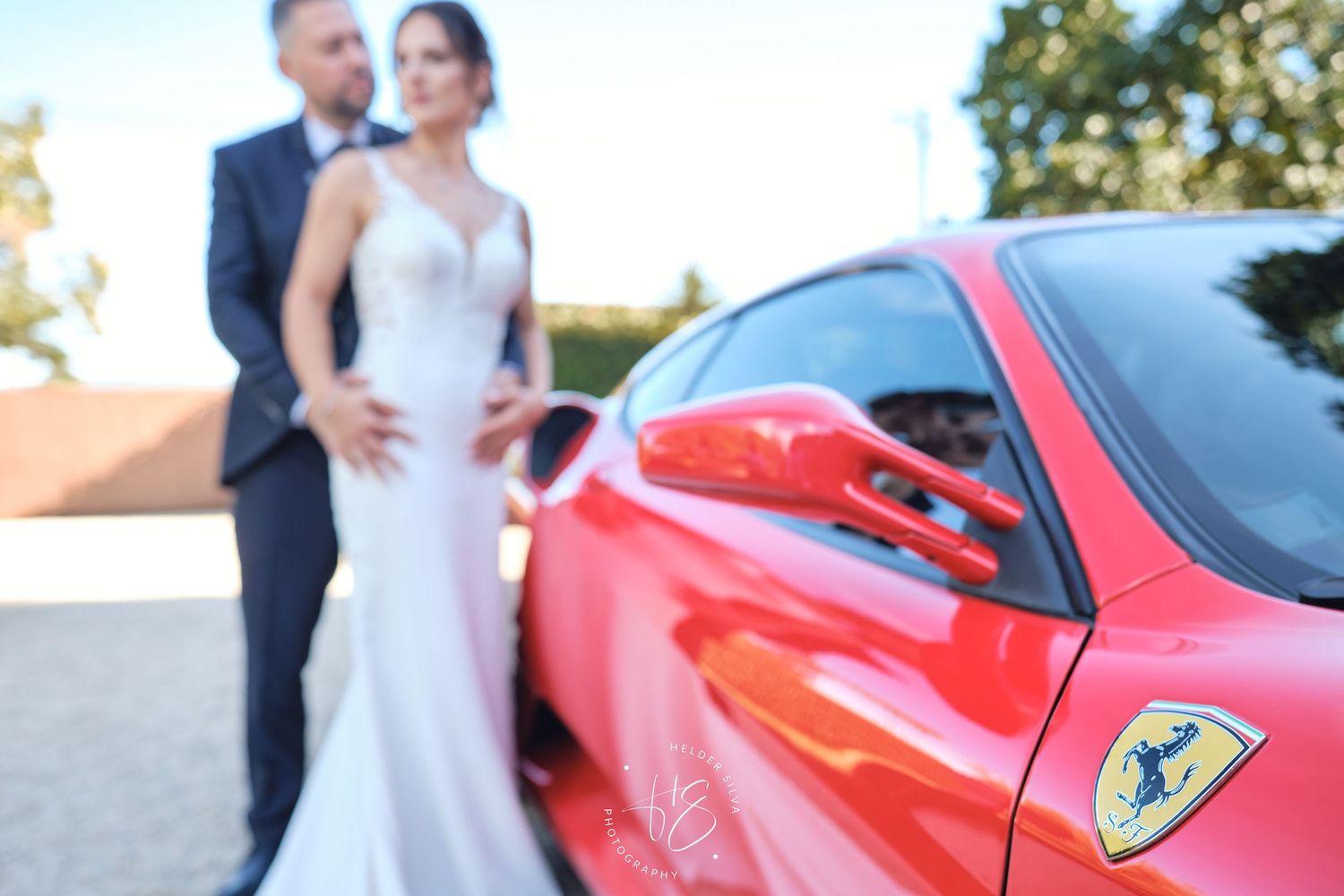 Noivos perto do Ferrari