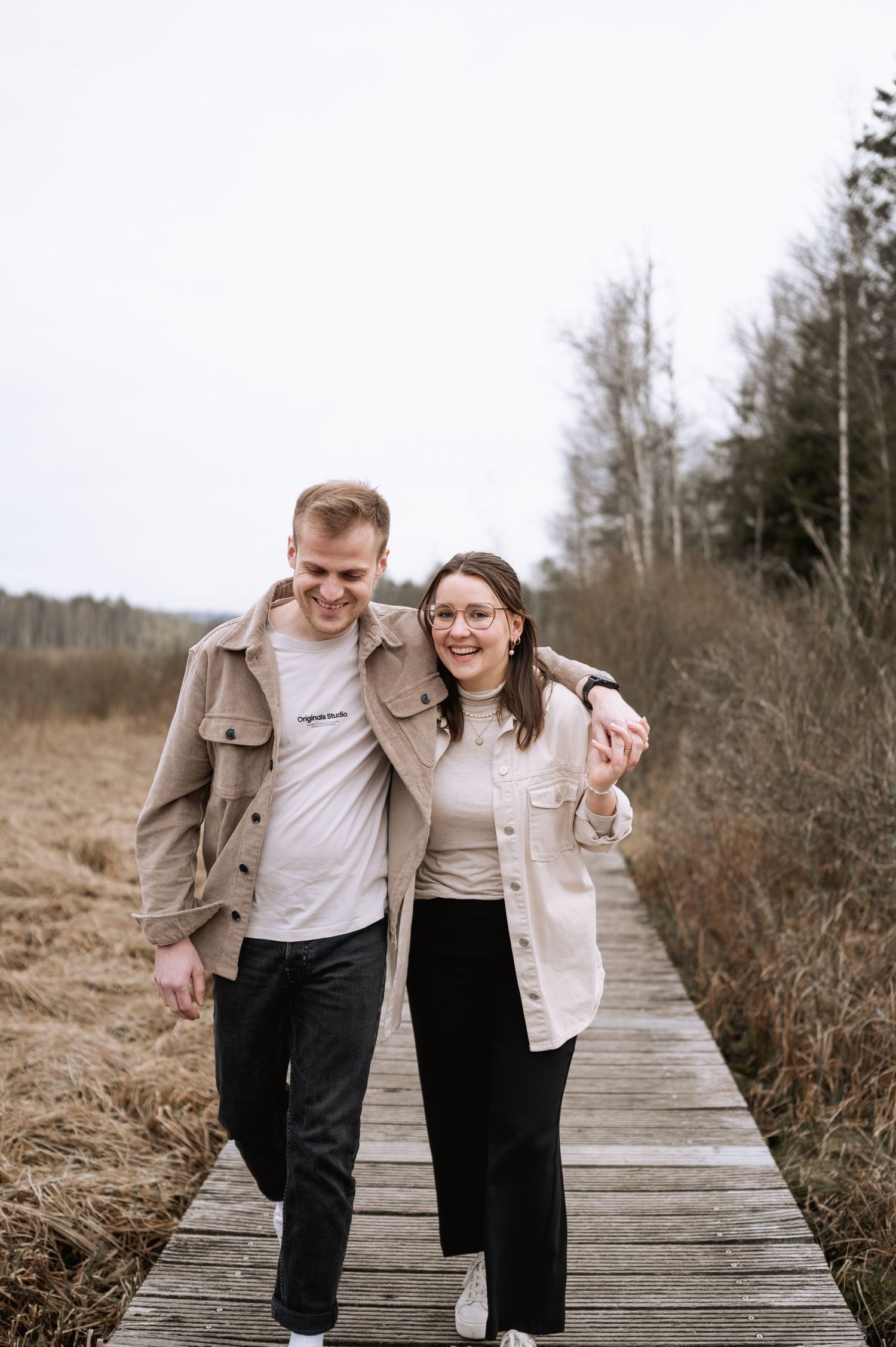 Pärchenbilder im Arm haltend Jovanna Burkard KWICKSHOT Bad Saulgau