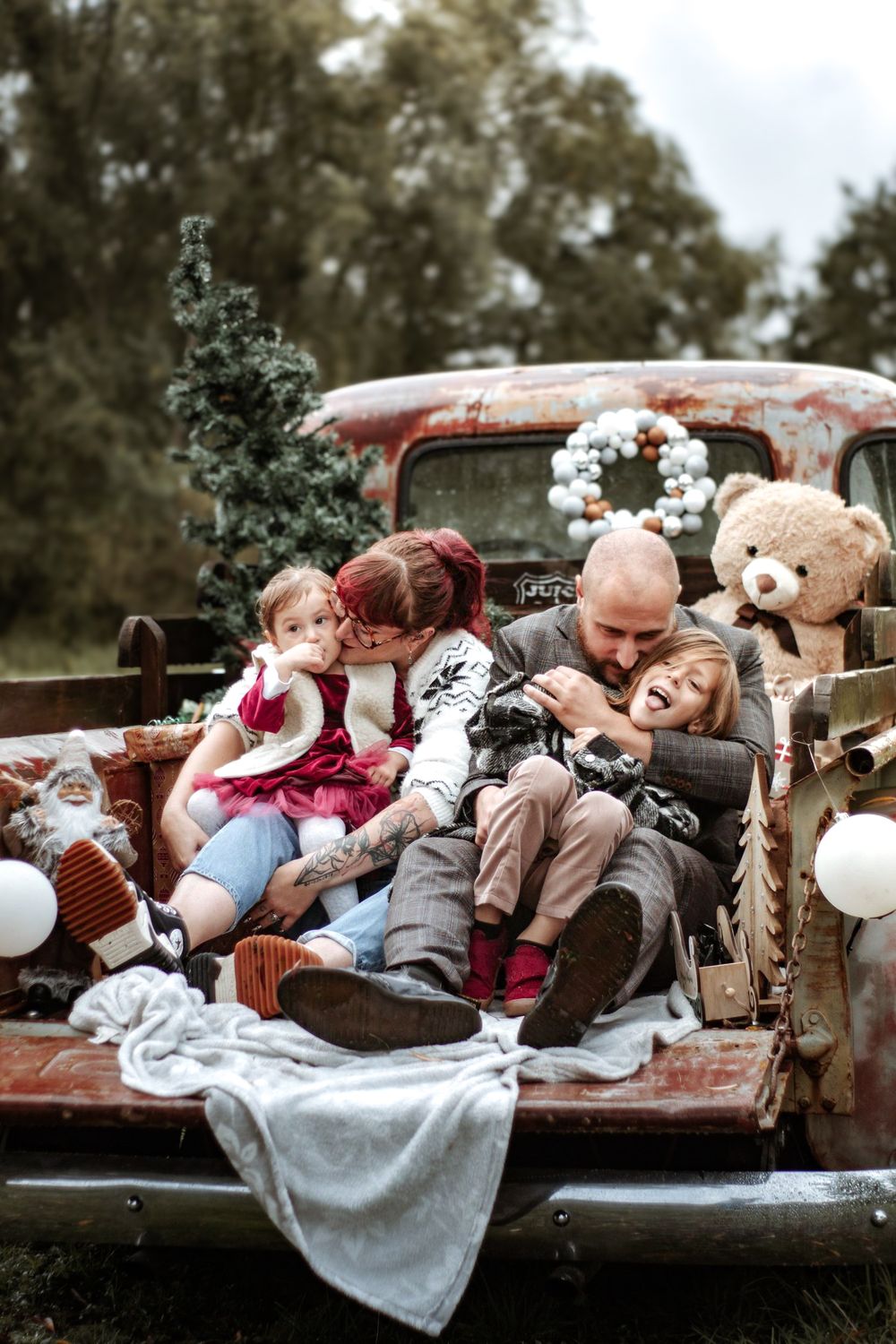 Mini-session photo de Noël 2022 avec un pick-up vintage américain, décoré pour les fêtes, créant une ambiance festive et rétro.