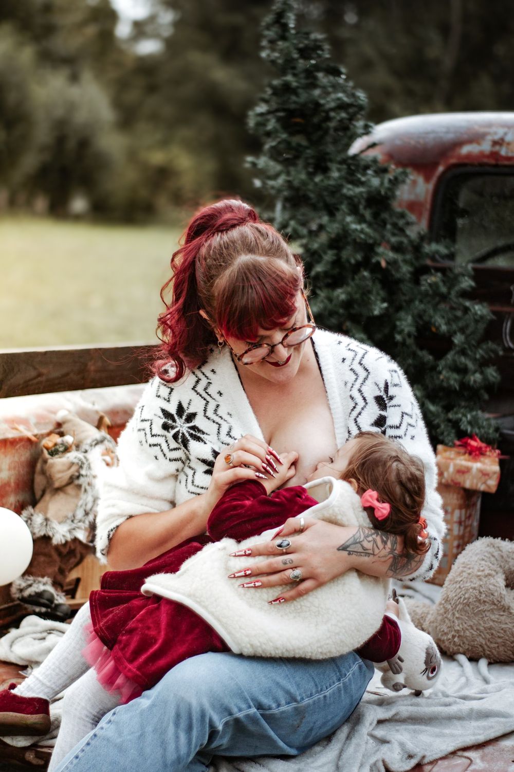 Mini-session photo de Noël 2022 avec un pick-up vintage américain, décoré pour les fêtes, créant une ambiance festive et rétro.