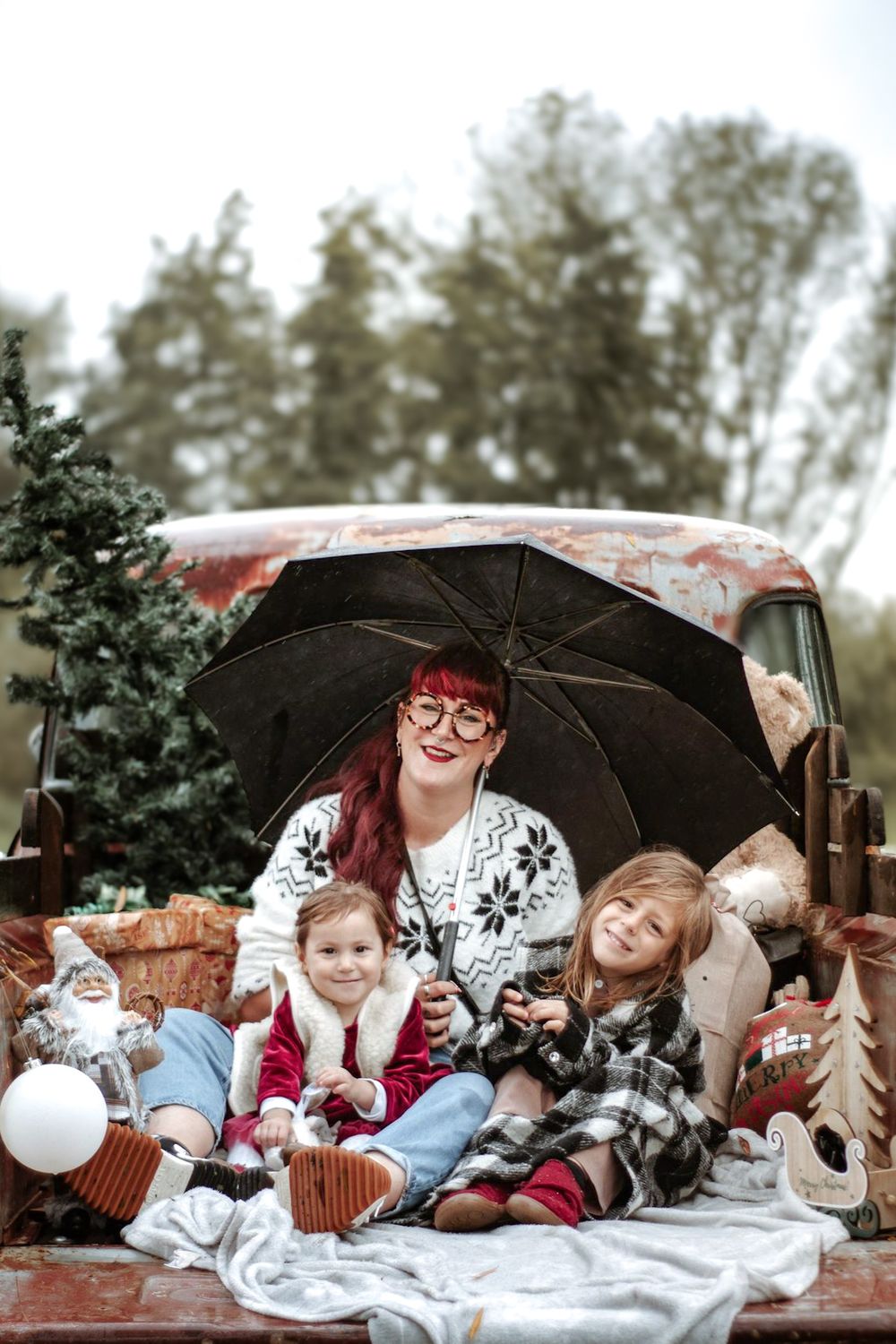 Mini-session photo de Noël 2022 avec un pick-up vintage américain, décoré pour les fêtes, créant une ambiance festive et rétro.