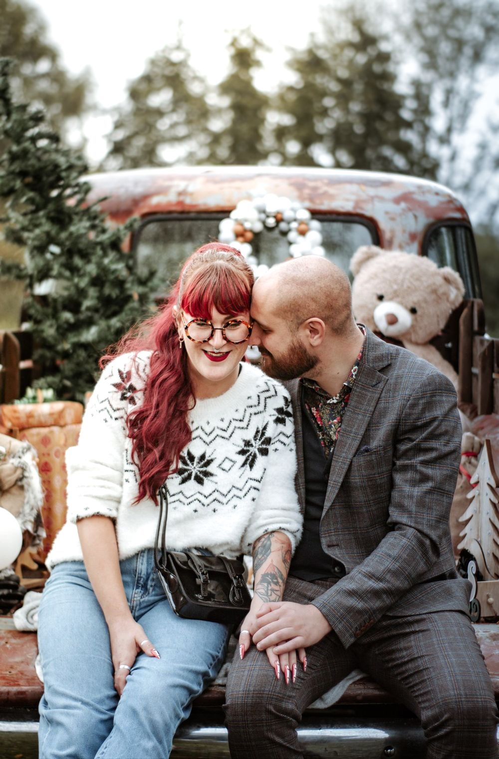 Mini-session photo de Noël 2022 avec un pick-up vintage américain, décoré pour les fêtes, créant une ambiance festive et rétro.