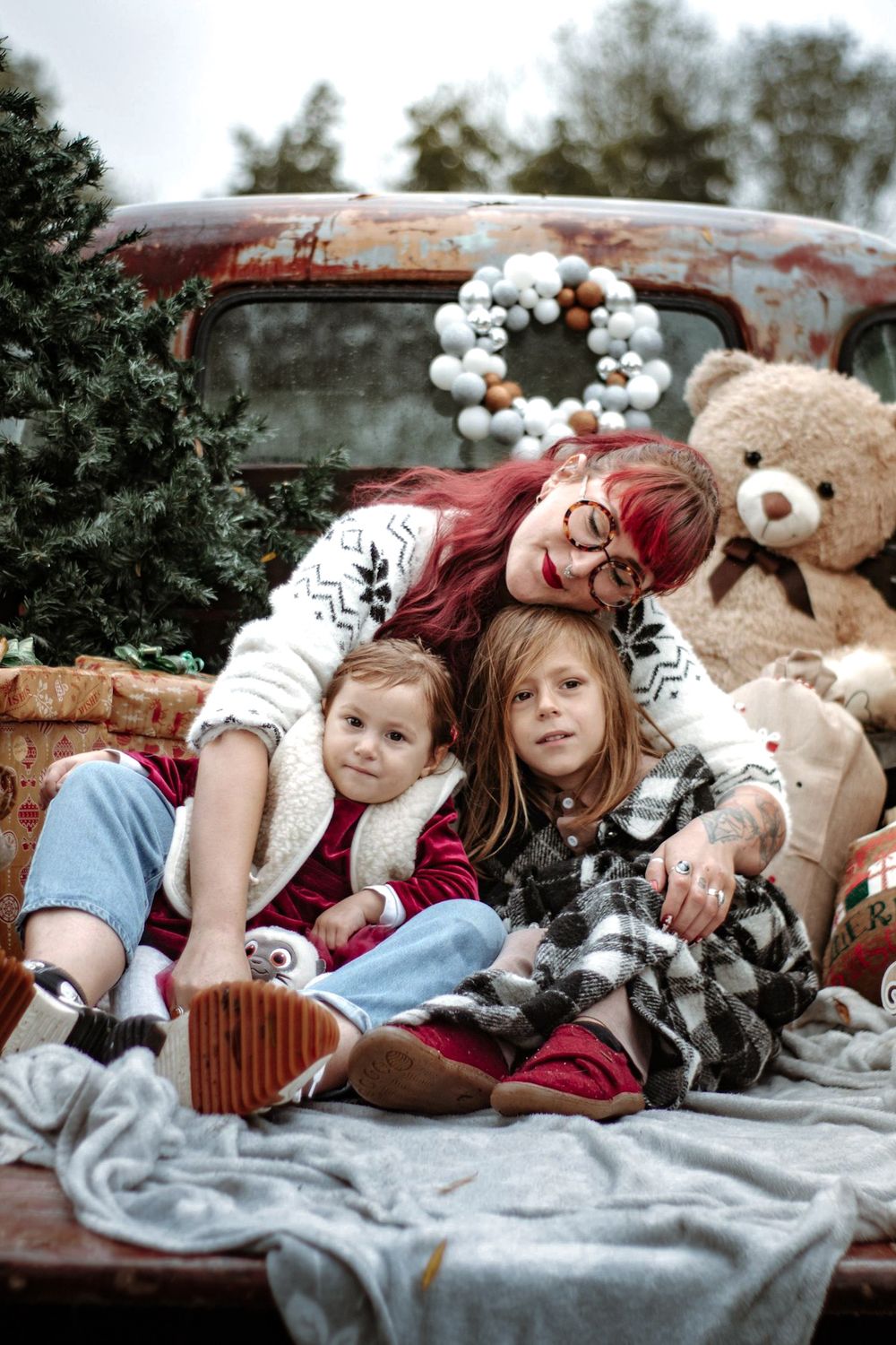 Mini-session photo de Noël 2022 avec un pick-up vintage américain, décoré pour les fêtes, créant une ambiance festive et rétro.