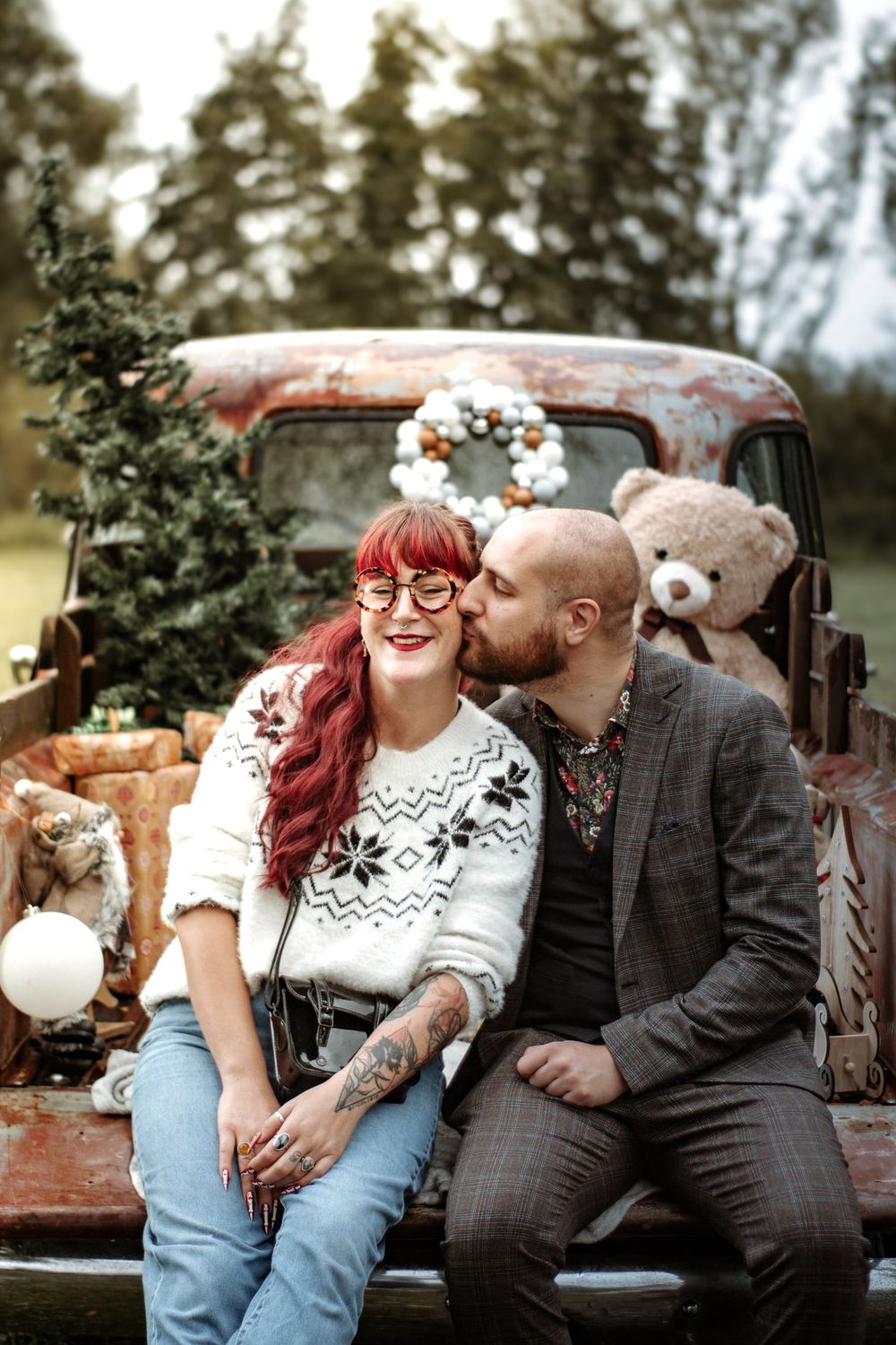 Mini-session photo de Noël 2022 avec un pick-up vintage américain, décoré pour les fêtes, créant une ambiance festive et rétro.