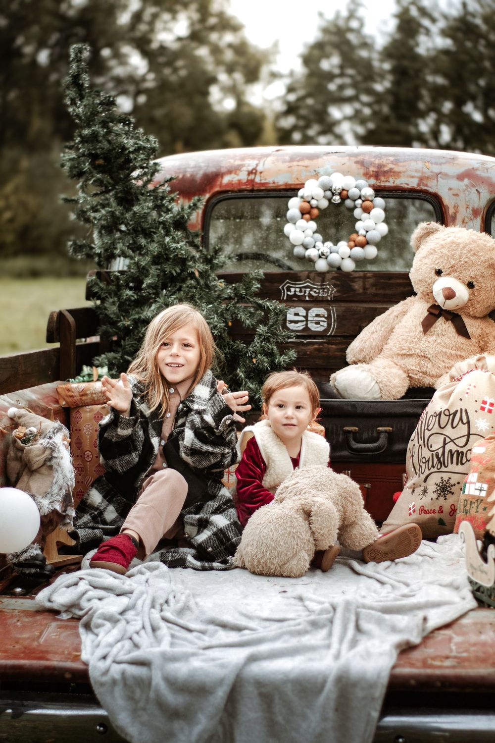 Mini-session photo de Noël 2022 avec un pick-up vintage américain, décoré pour les fêtes, créant une ambiance festive et rétro.