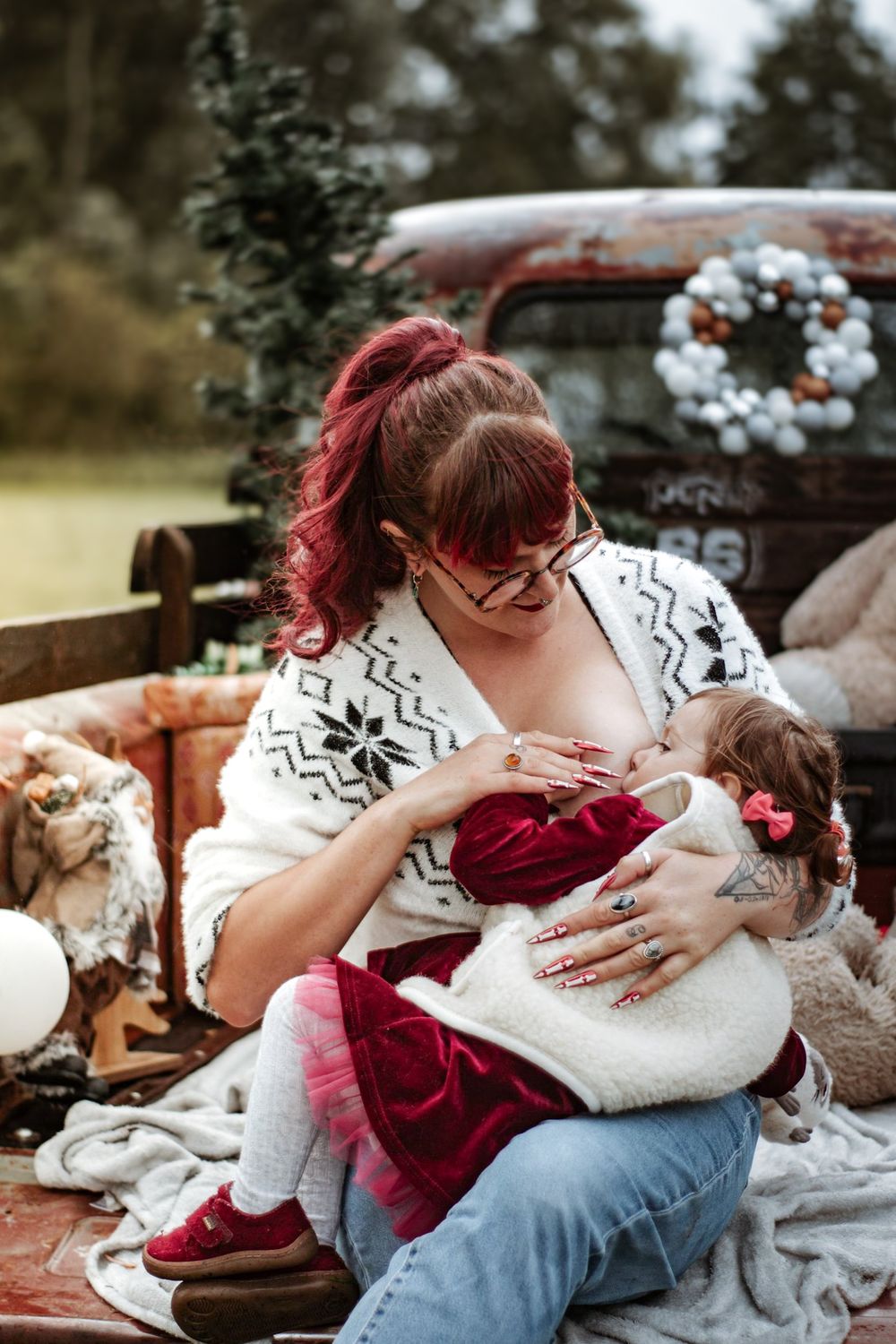 Mini-session photo de Noël 2022 avec un pick-up vintage américain, décoré pour les fêtes, créant une ambiance festive et rétro.