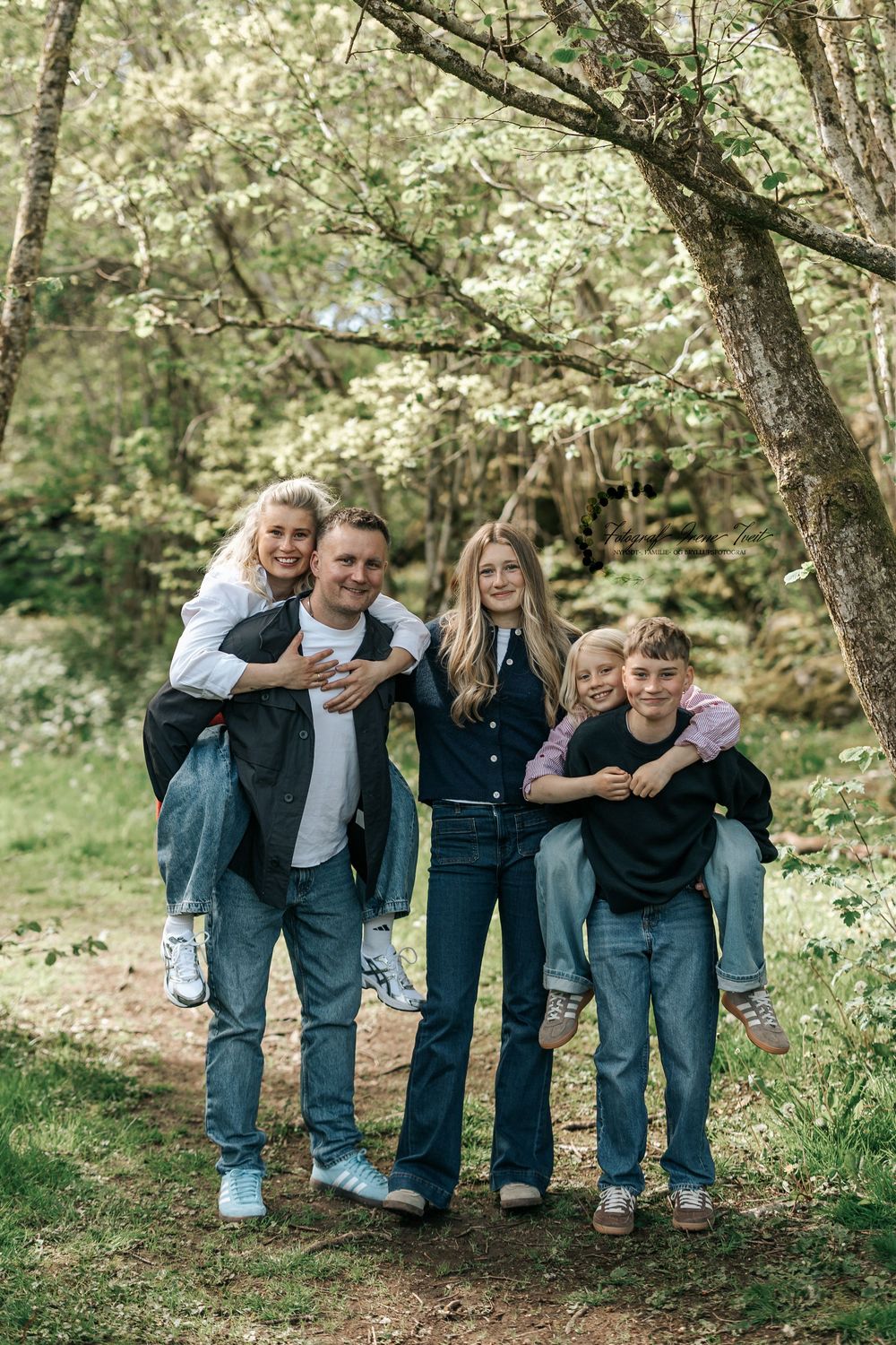 familiefotografering ved møllen i kopervik bak stokkastrand barneskole, irene tveit fotograferen en familie ved sjøen ved nordstokke