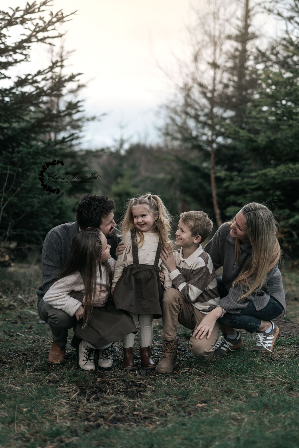 familie fotograf haugesund, familiefotograf, haugesund fotograf, familie som smiler til minstejenta på 4 år