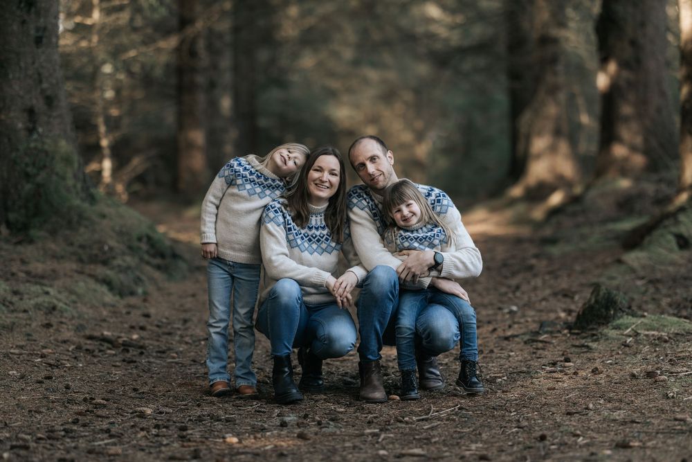 familiefoto karmøy, fotografi av familie sauda, familiefoto profesjonell fotograf haugesund, familie på 5 i skogen