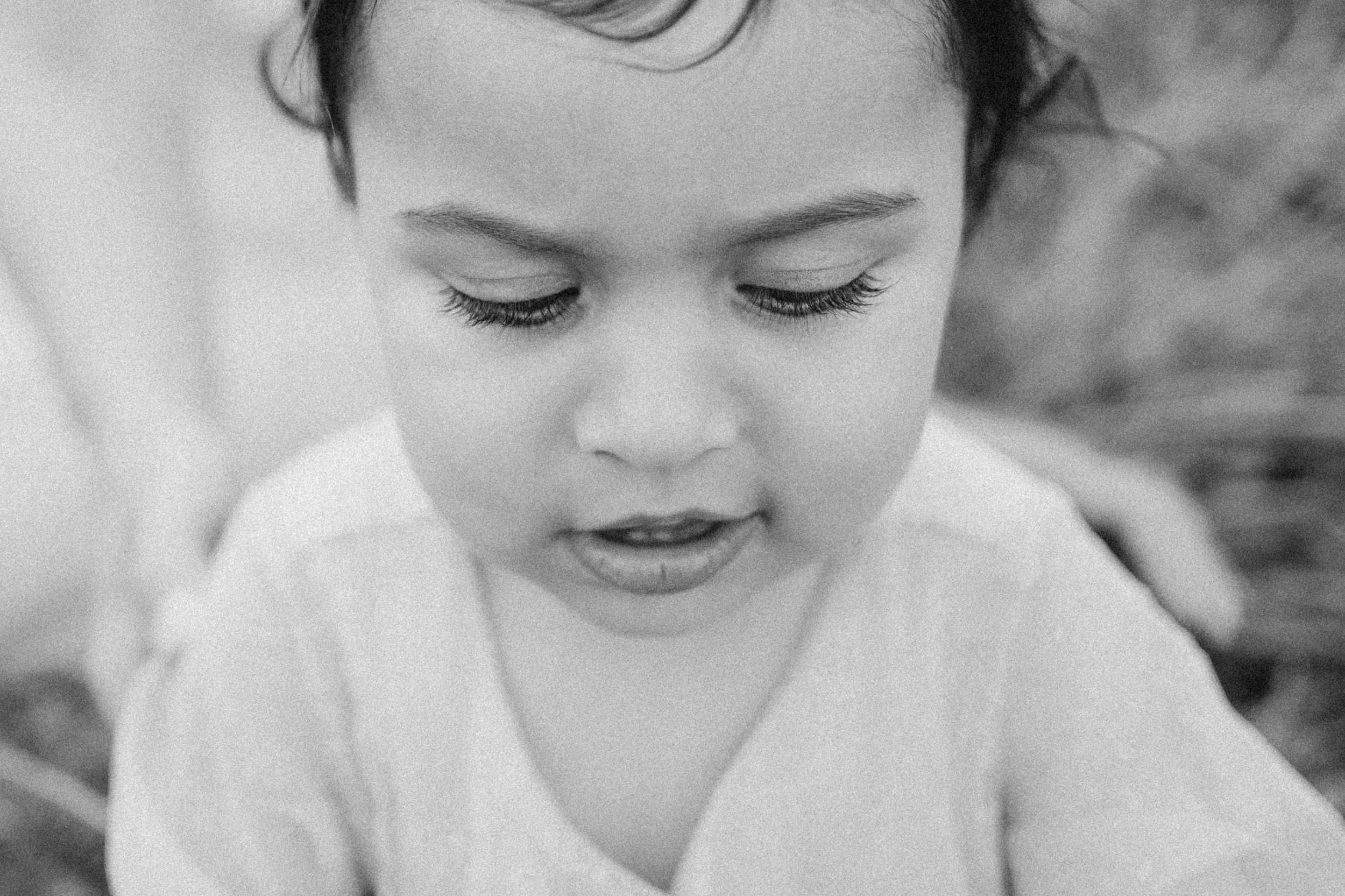 A close up of a little girl's eye lashes during a family photo shoot in Kent