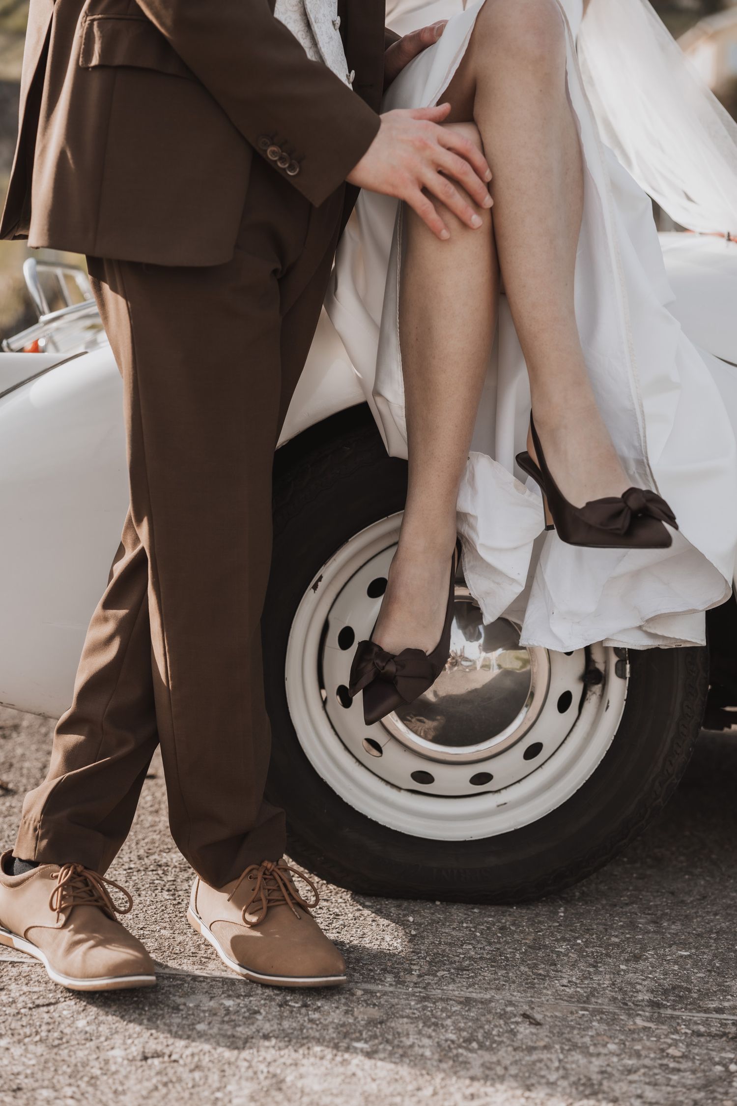 Photos de mariage, séance couple avec voiture ancienne.
