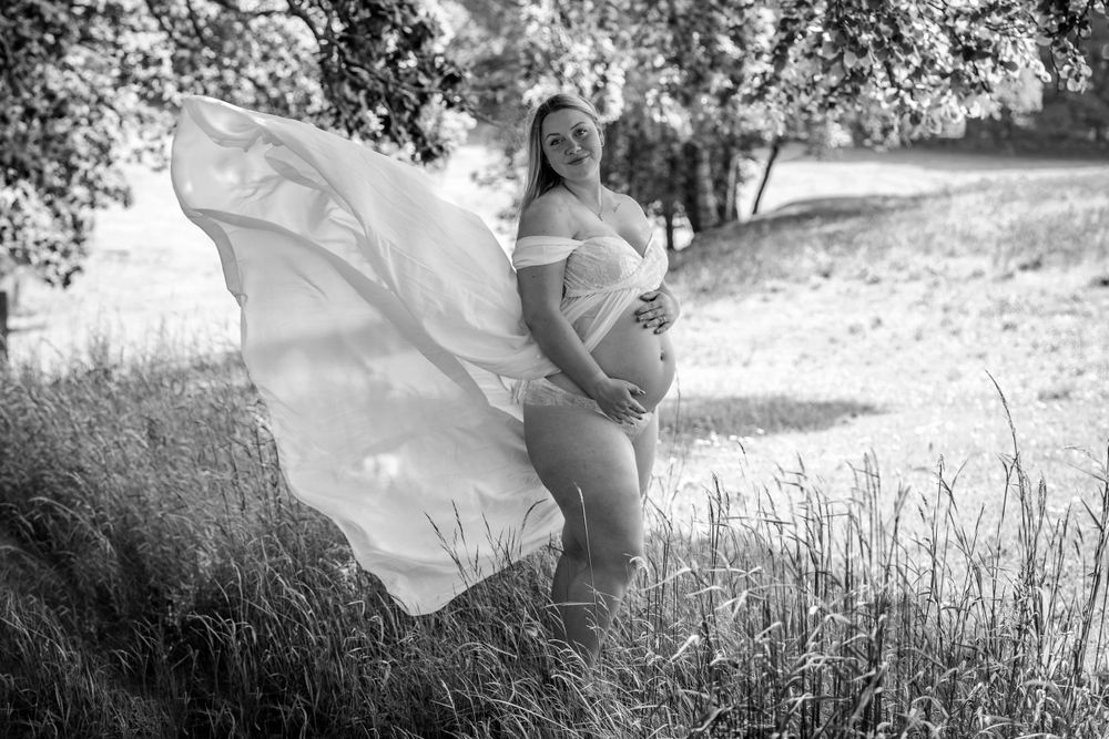 Gravidfoto i naturen med flyvende kjole – professionel gravidfotograf i Jægerspris, Frederikssund og Nordsjælland.