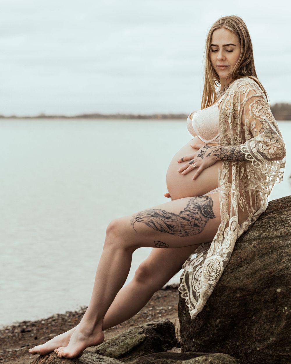 Udendørs gravidfoto ved fjorden med smuk, naturlig stemning. Professionel gravidfotograf i Jægerspris, Frederikssund og Nordsjælland