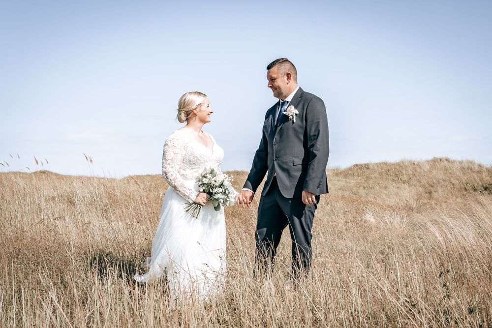 Brudepar i naturen på deres bryllupsdag. Romantisk portræt taget af fotograf i Jægerspris, Frederikssund og Nordsjælland