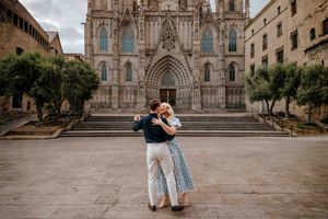candid couple photography in Old City Barcelona