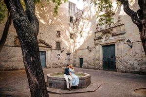 Romantic Barcelona couple session among historic buildings