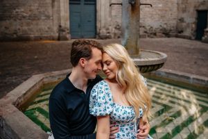 Natural and relaxed couple portraits in Old City Barcelona