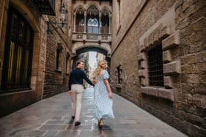 Intimate couple portraits in the heart of Barcelona’s Old City