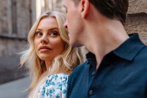 Elegant couple photography in the narrow streets of Barcelona Old City