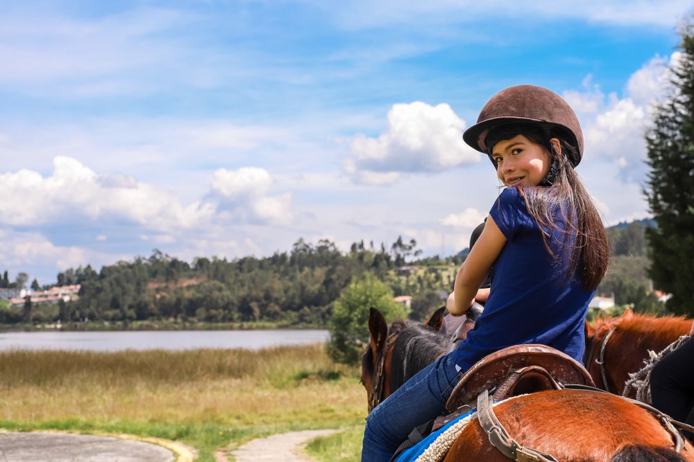 Sesion de Fotografia en el Estelar Paipa Hotel y Centro de Convenciones- Foto de una niña en cabalgata