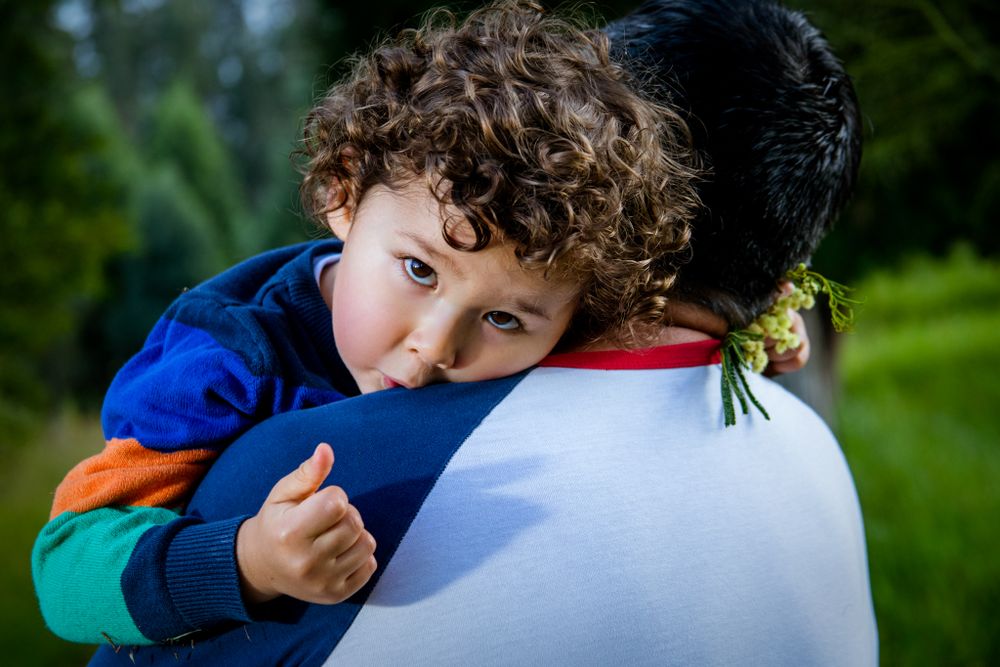 Sesion de Fotografia en el Estelar Paipa Hotel y Centro de Convenciones- Foto de un niño con su padre en brazos