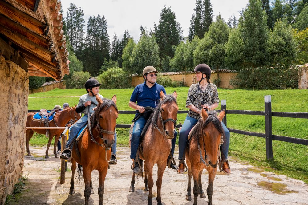 Sesion de Fotografia en el Estelar Paipa Hotel y Centro de Convenciones- Foto de una familia en cabalgata