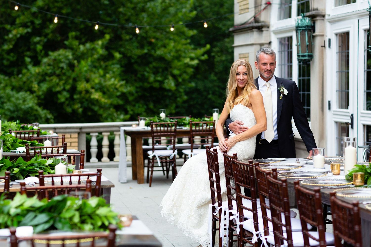 Outdoor wedding pictures at Laurel Hall