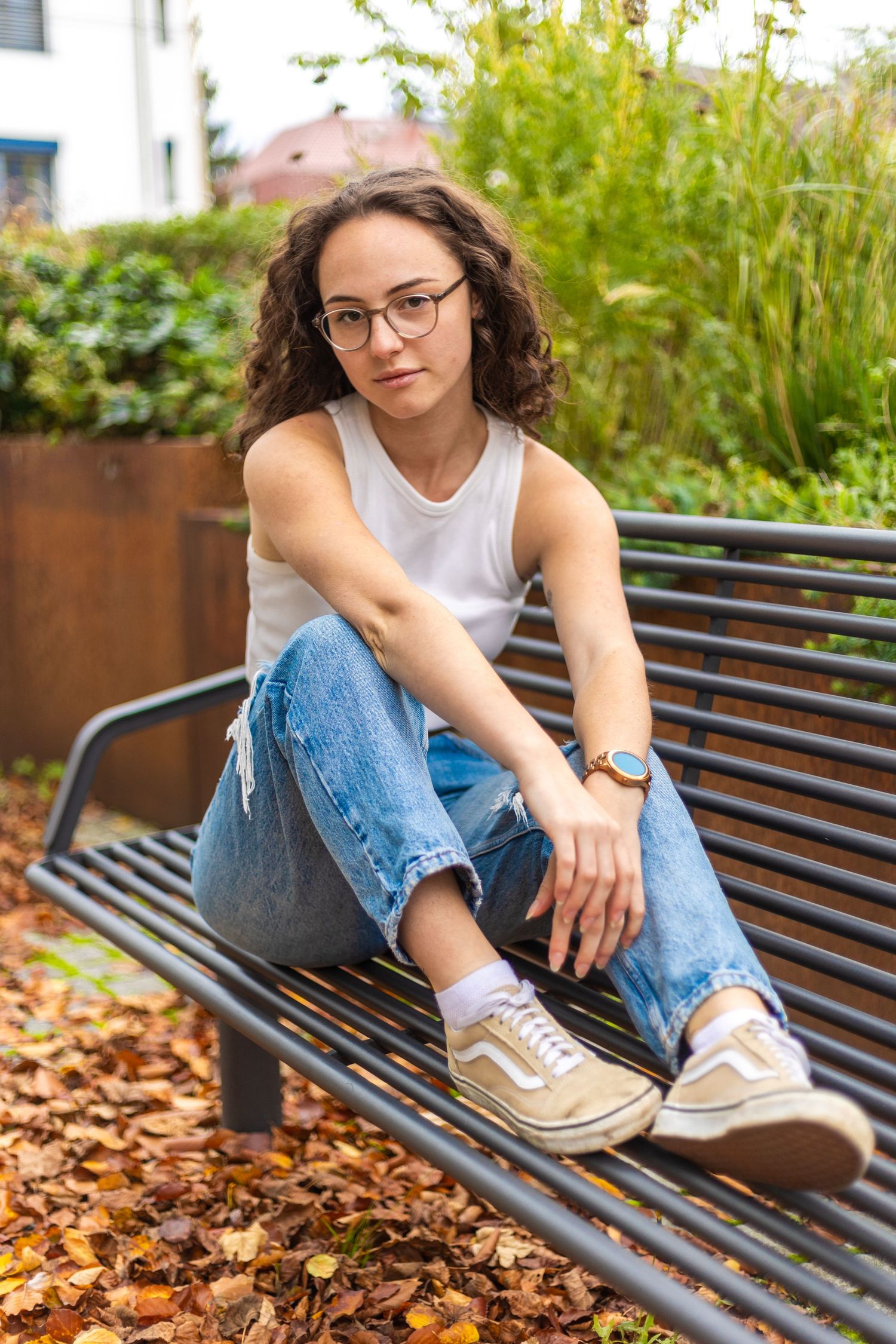 Mädchen auf Bank - Header für Portfolio