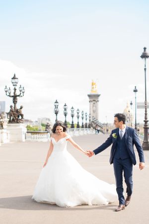 photo de mariage a paris sur un pont emblematique de la ville