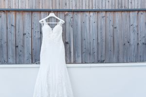 photo de preparatifs de mariage, la robe de mariee est accrochee sur un ceintre