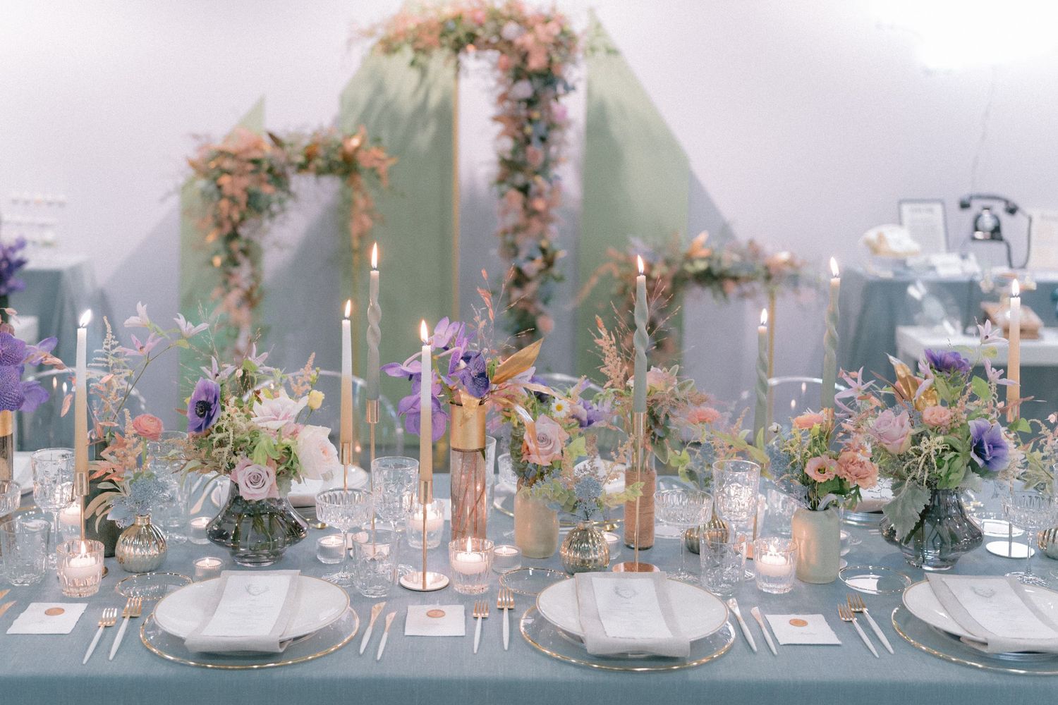 Wedding table avec fleurs