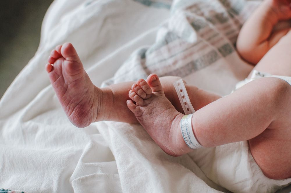 Newborn Baby feet during a hospital setting - fresh 48 photographer in Dickinson, ND