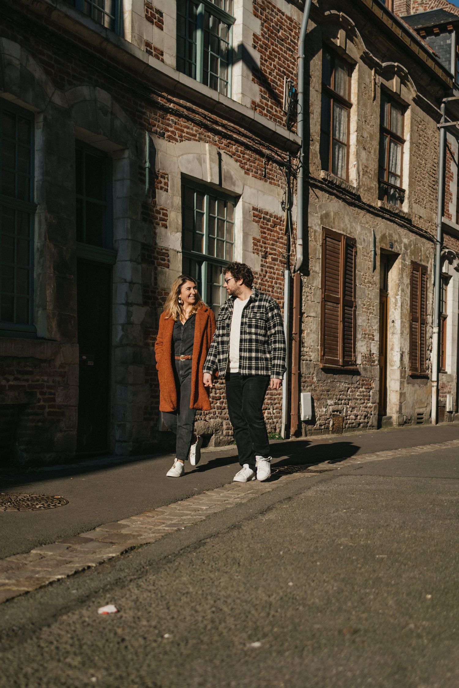 Photographe couple Lille : des photos naturelles en se baladant dans les rues de Lille pour un shooting authentique sans avoir a poser