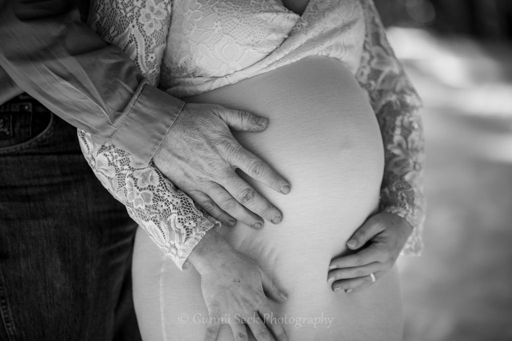 snow shoot, black and white photo, maternity shoot, gunnii sack photography, amador county