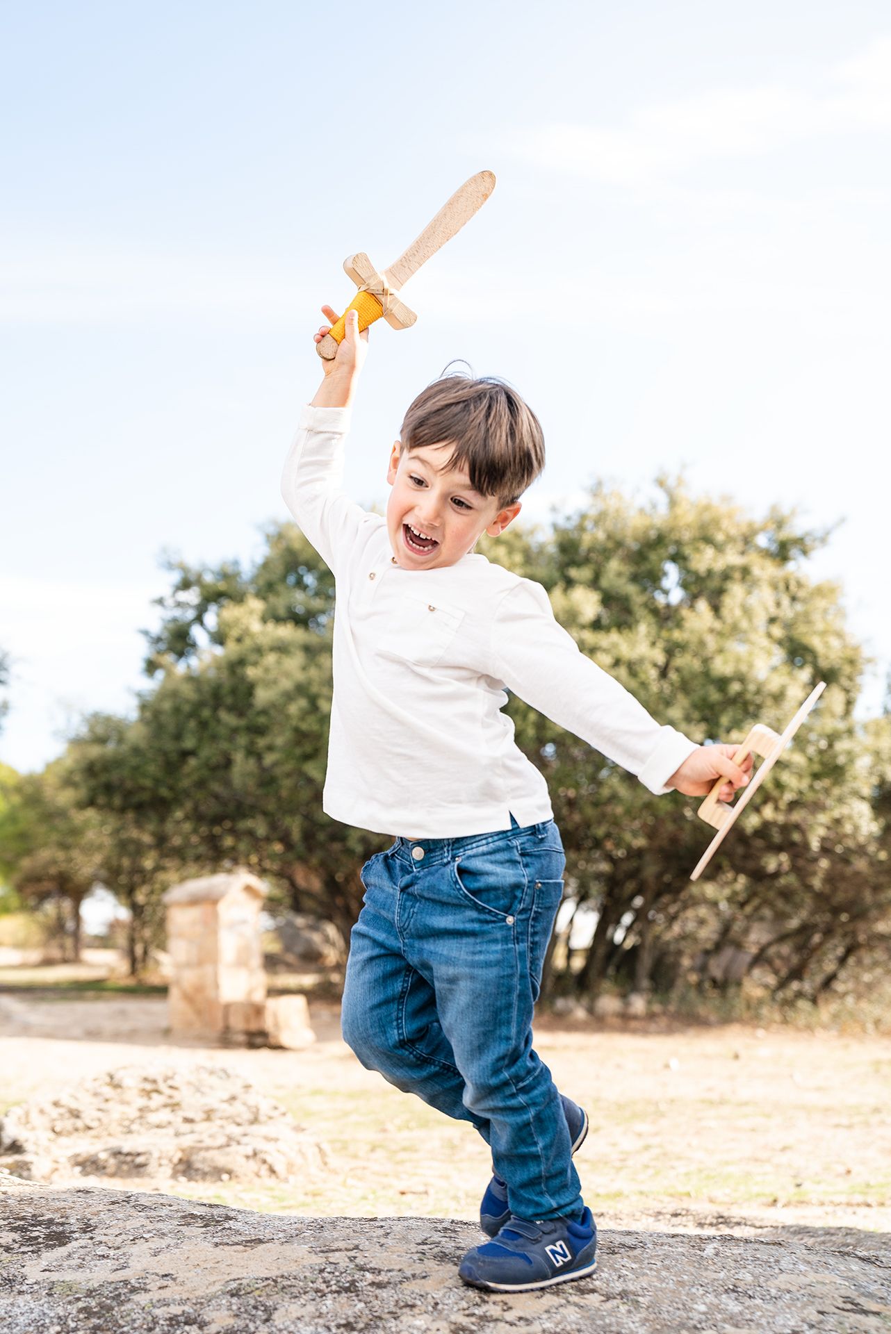 Niño jugando y saltando