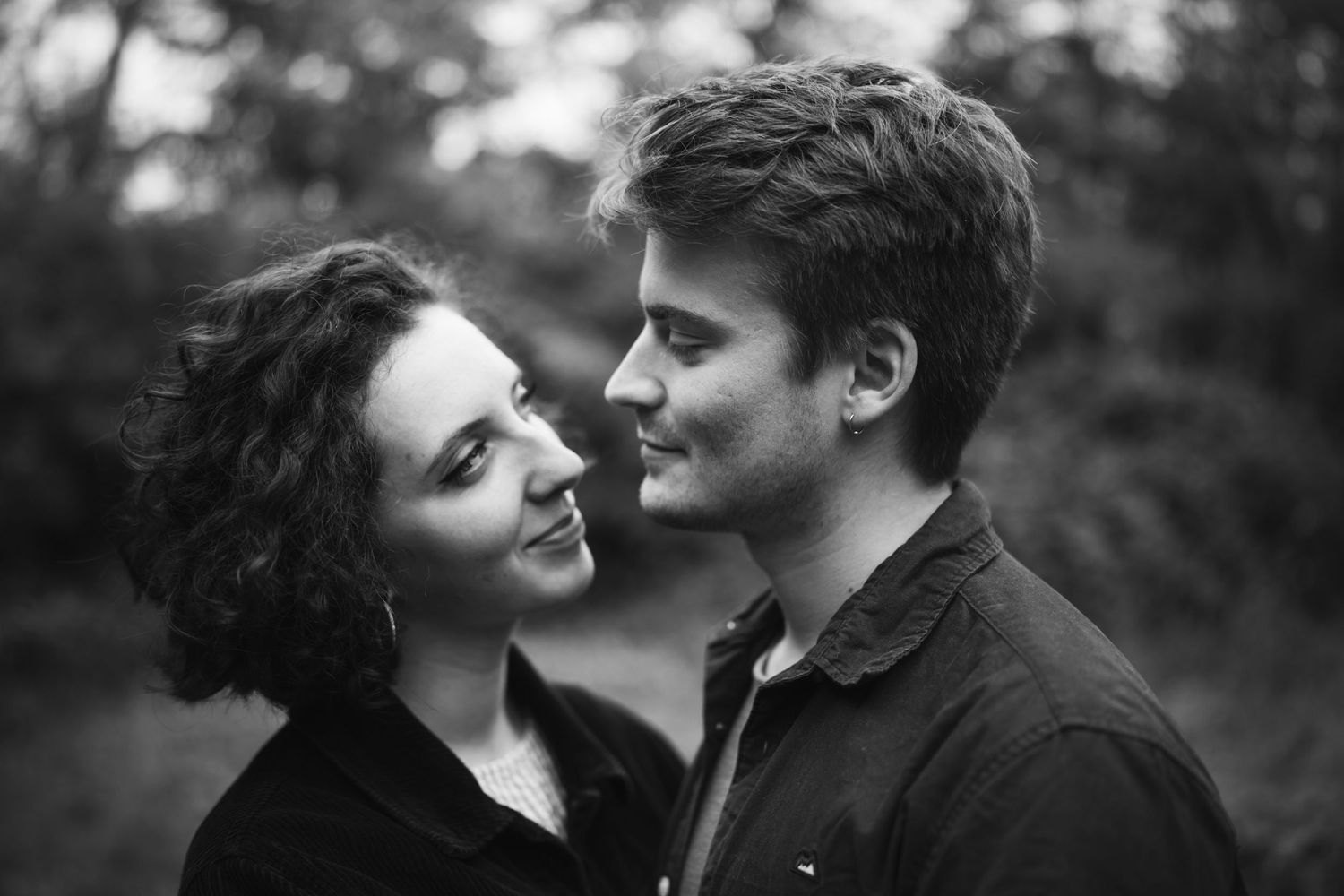 Séance couple, photo de couple, deux amoureux qui se regardent