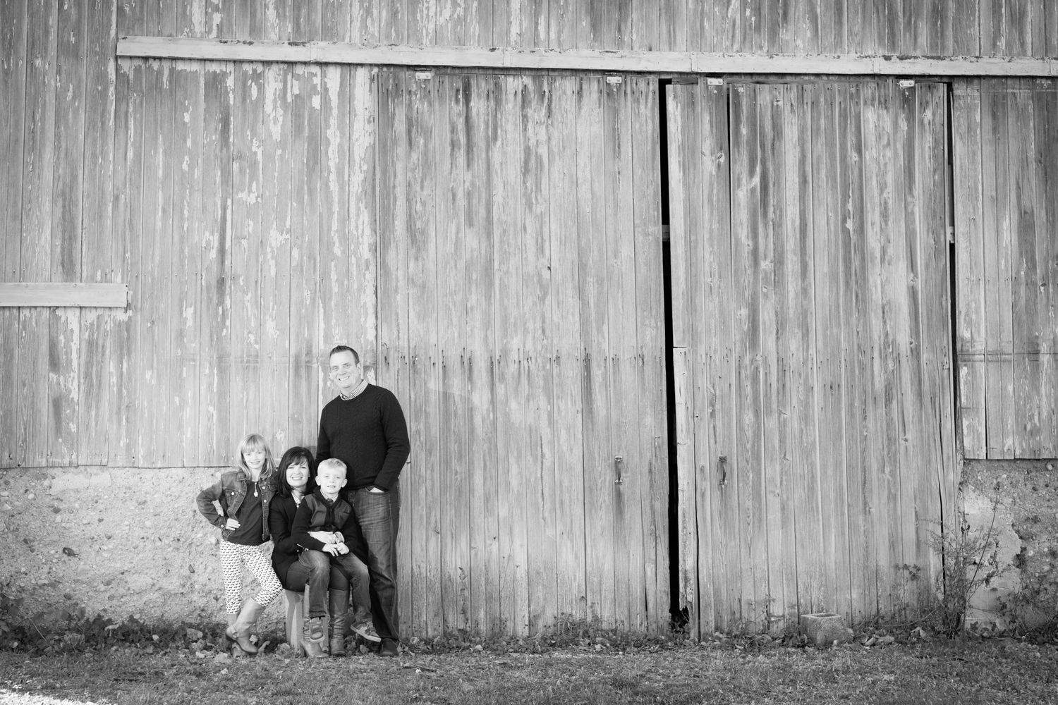 Zionsville photographer - Nathaniel Edmunds Photography - captures family pictures against barn