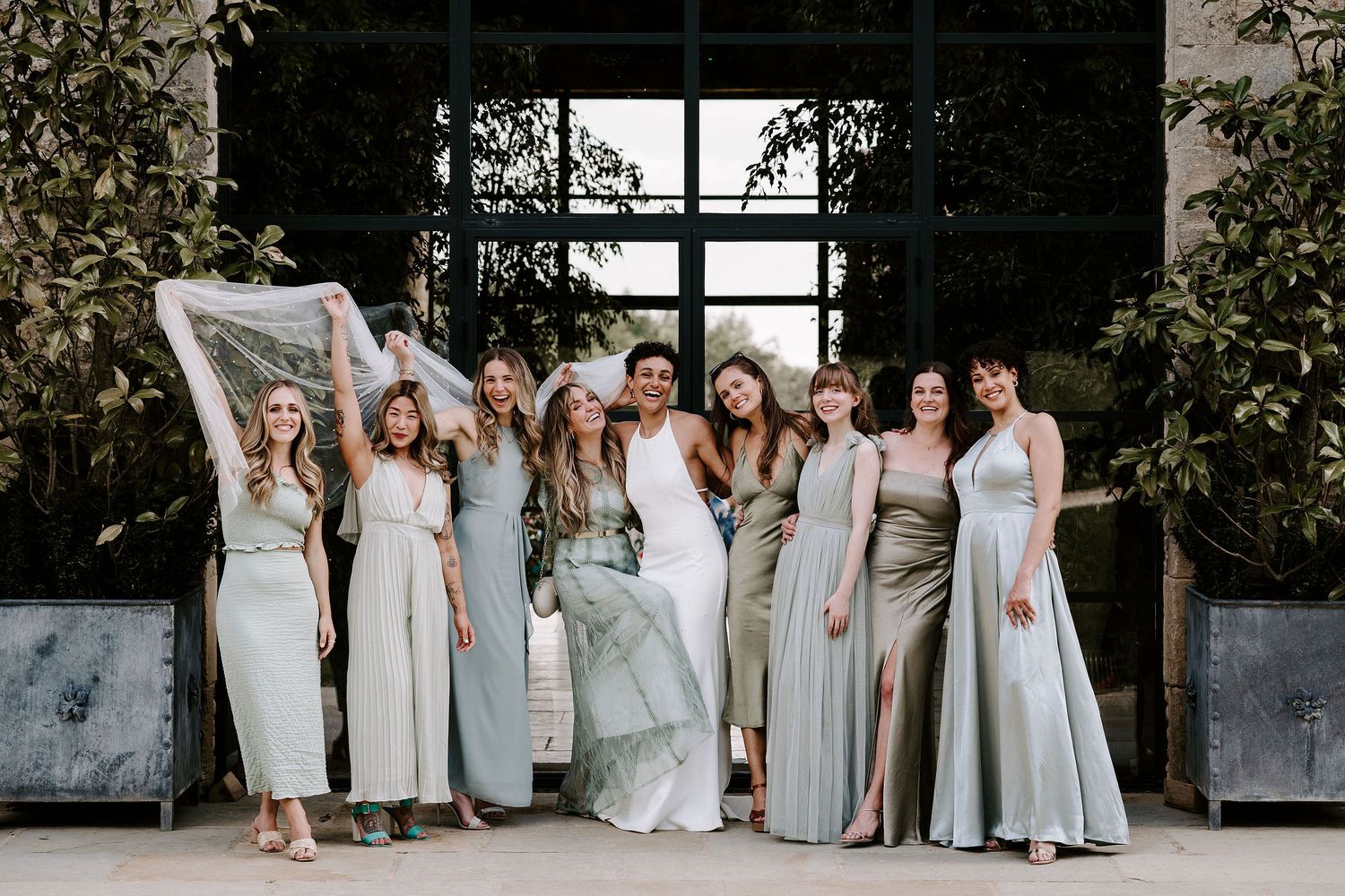 bride-and-bridesmaids-old-gore-yardspace-events-wedding-group