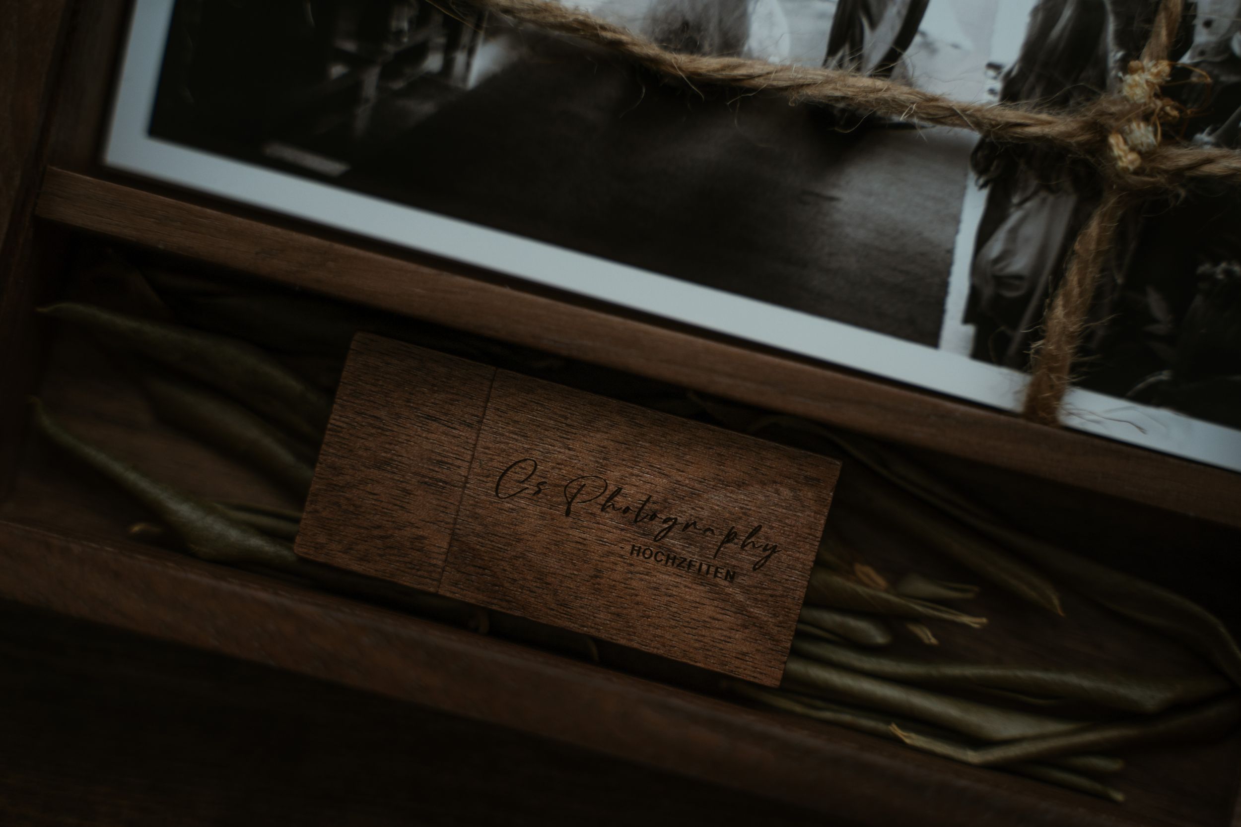 Hochzeitsfotograf Augsburg Günstiger Hochzeitsfotograf München Wedding Photographer Braut Bräutigam Holzbox