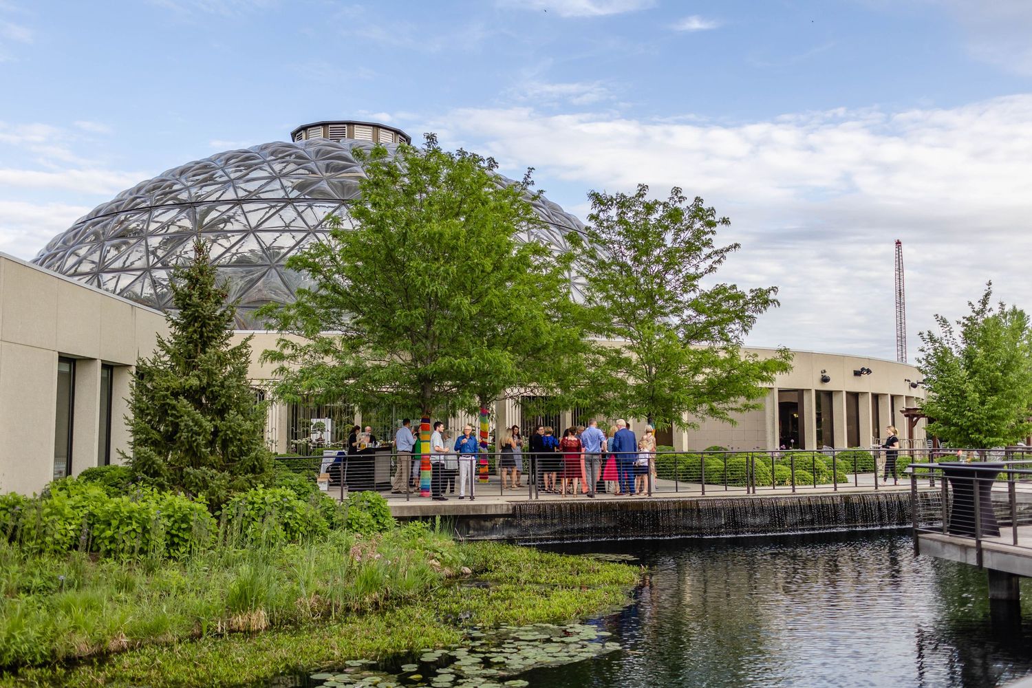 Outdoor summer wedding reception at the Des Moines Botanical Garden