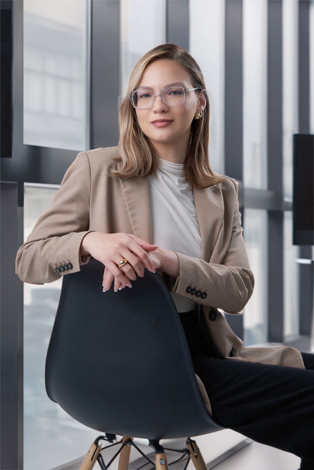 cambio de fondo con inteligencia artificial de retrato corporativo mujer